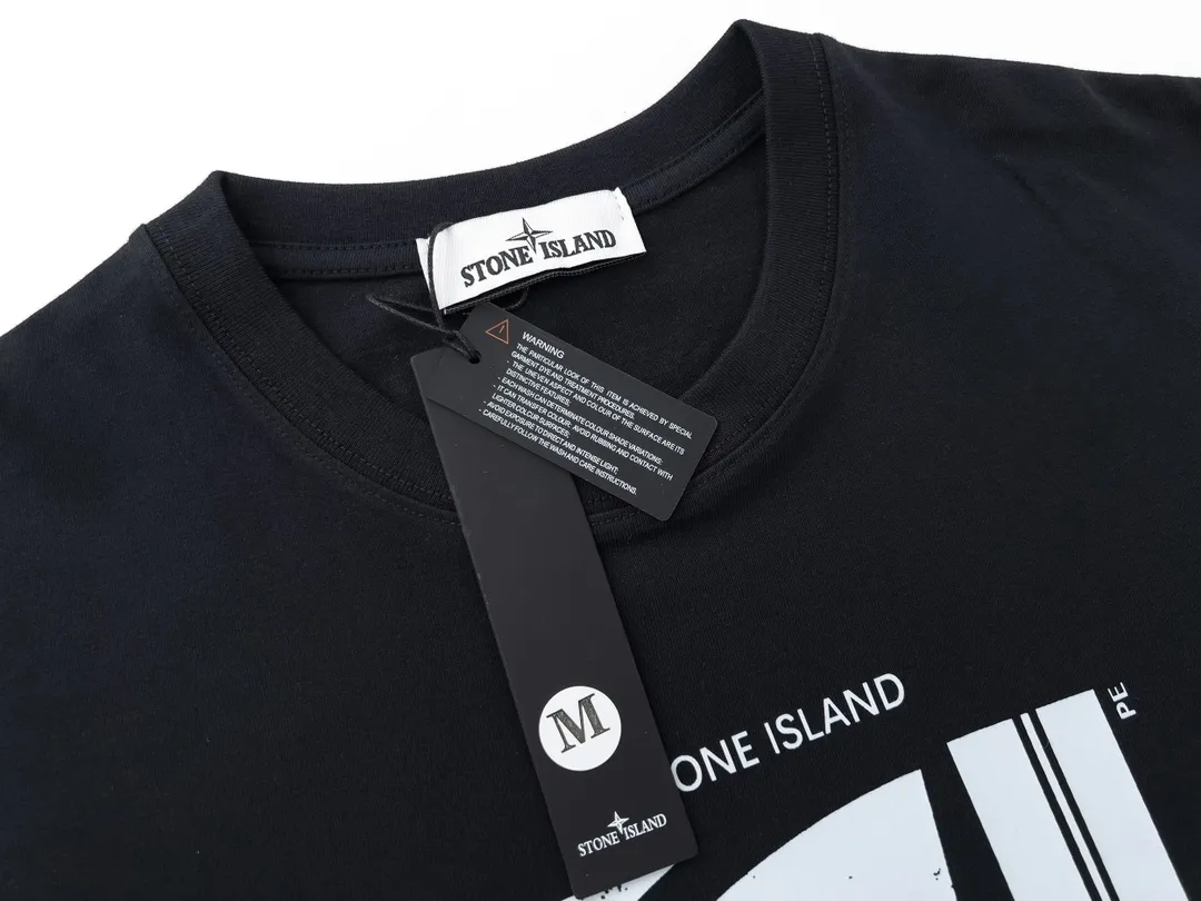 W627#P110💰 [Stone lsland/Stone Island summer new short-sleeved T-shirt with broken printed pattern on the chest] ⚠️[Original creation with high control of details] - Made of 260 grams of combed cotton with 32-count double yarn, soft and comfortable to the touch, sweat-absorbent and breathable. - Simple, basic and versatile style, original quality, the first choice for couples. - Made in a large factory, four needles and five threads on the shoulder, neatly arranged, high quality workmanship. - Same style for men and women. Very versatile, one piece for everyone, details are clearly visible. Color: Black White Size: M L